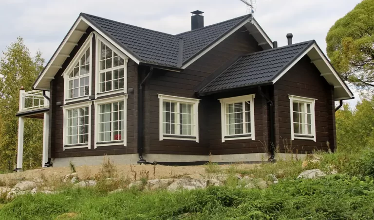 Kaksikerroksinen hirsitalo