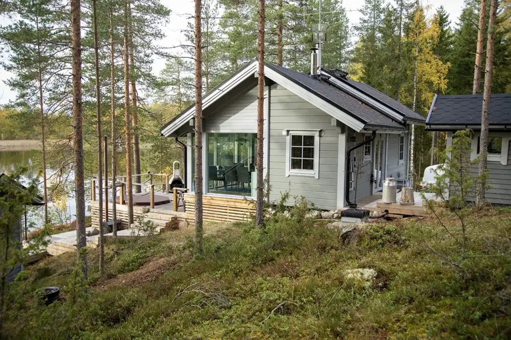 Hirrestä valmistettu kesämökki