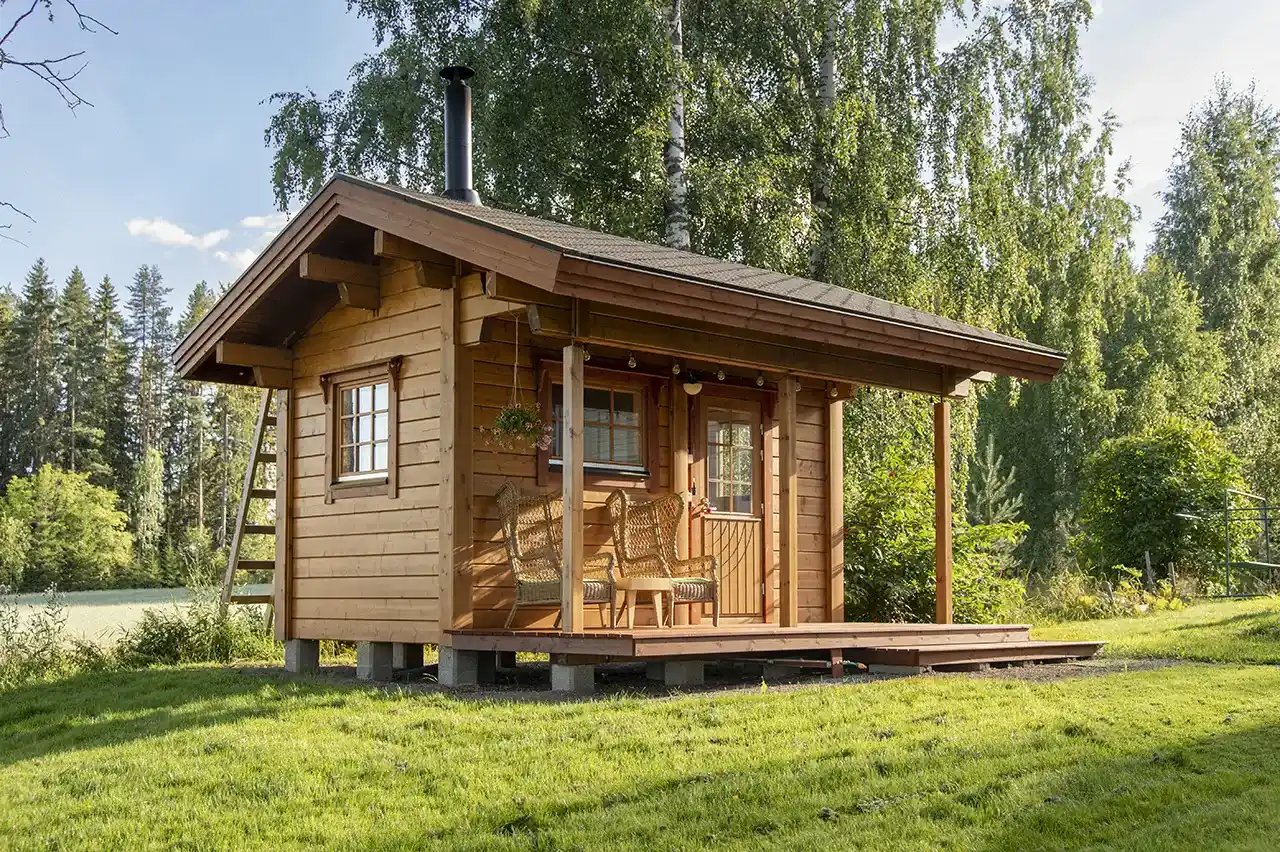 Höylähirsi hirsisauna pihalla