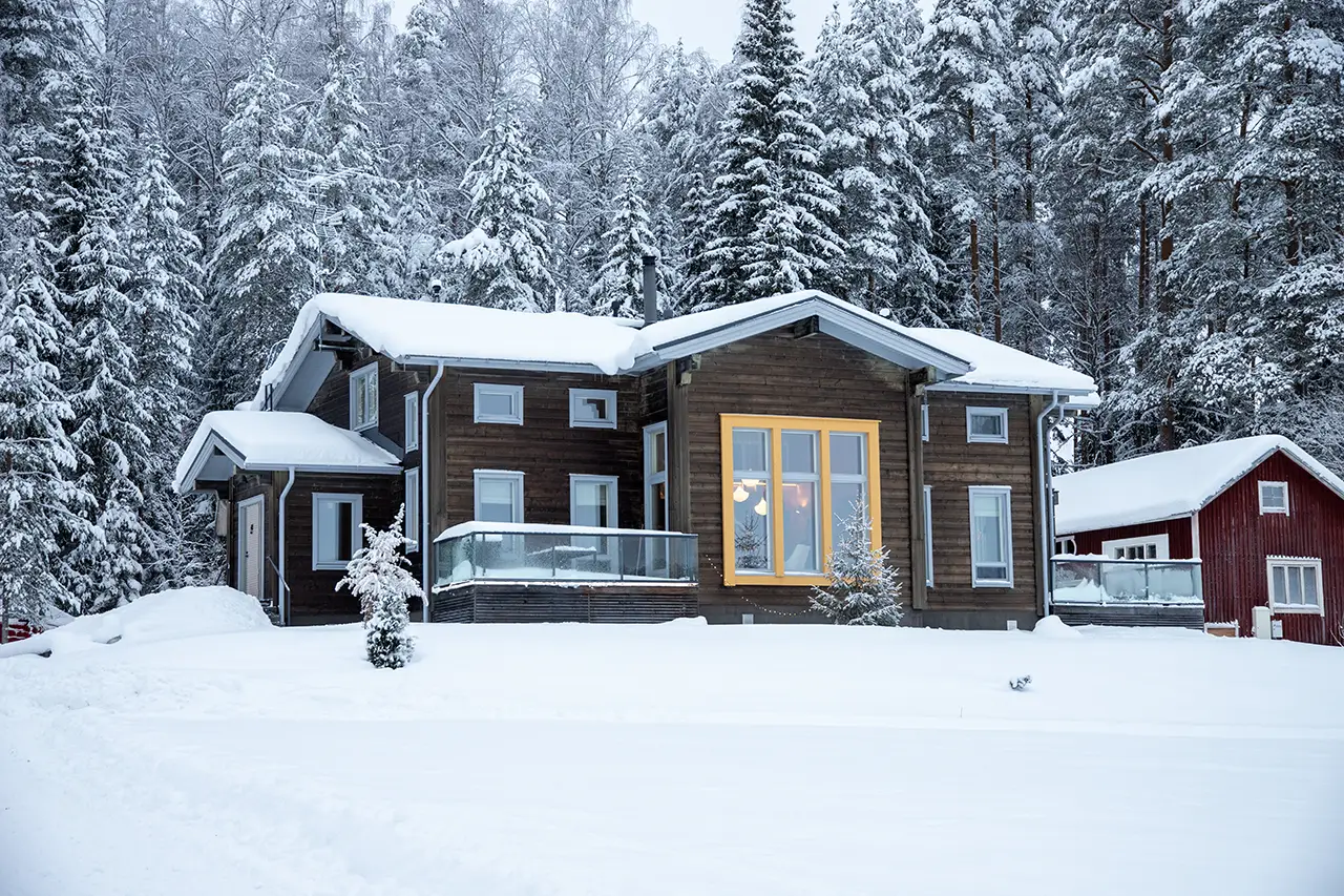 Arkkitehdin suunnittelema hirsitalo