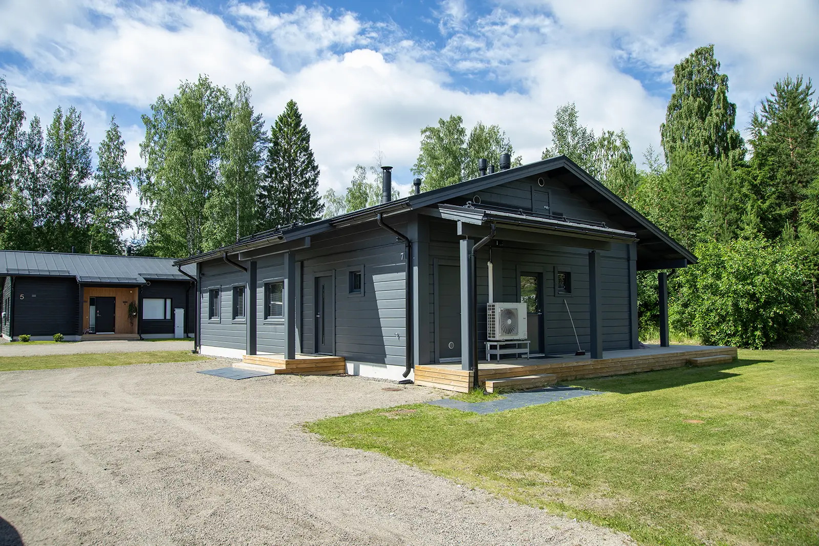 Moderni lamellihirsitalo