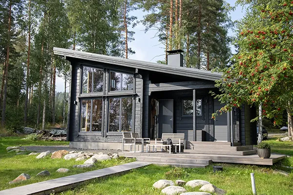 Lamellihirsimökki järven rannalla