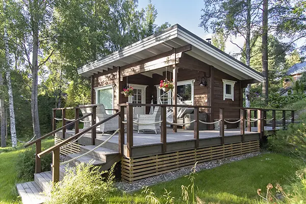 Hirsisauna järven rannassa